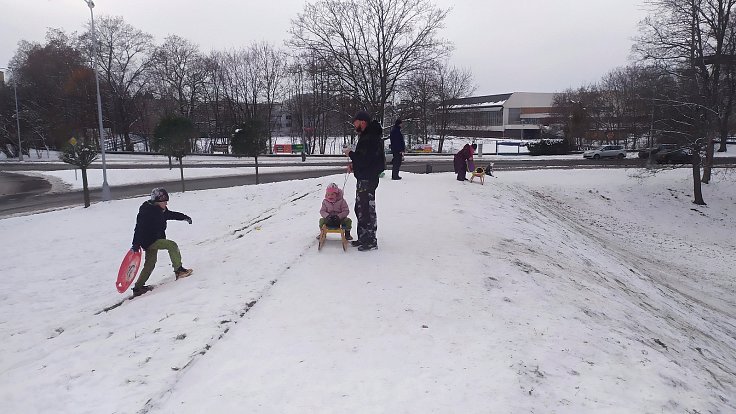 Sněhová pokrývka v centru krajského města těší malé Hradečáky.