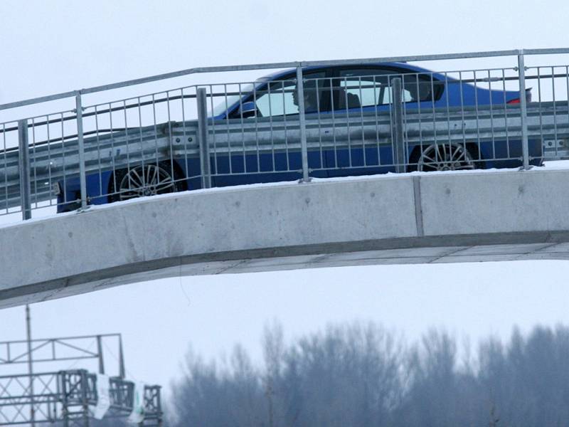 Zimní jízda automobilů na okruhu CzechRing na letišti v Hradci Králové.