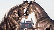 Na památníku padlým koním ve Střezeticích zima odhalila svary.