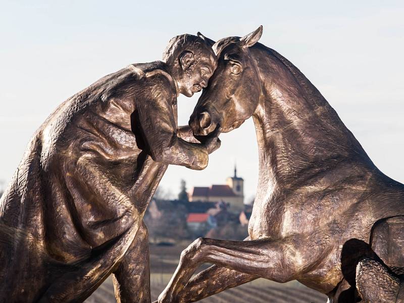 Na památníku padlým koním ve Střezeticích zima odhalila svary.