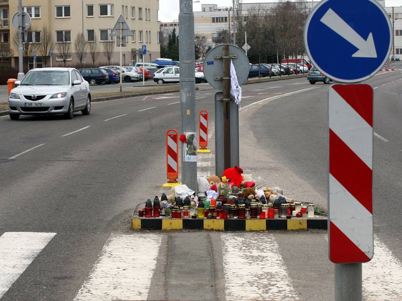 Místo neštěstí, kde přišla o život mladá dívka, zaplavily květiny a dárky.