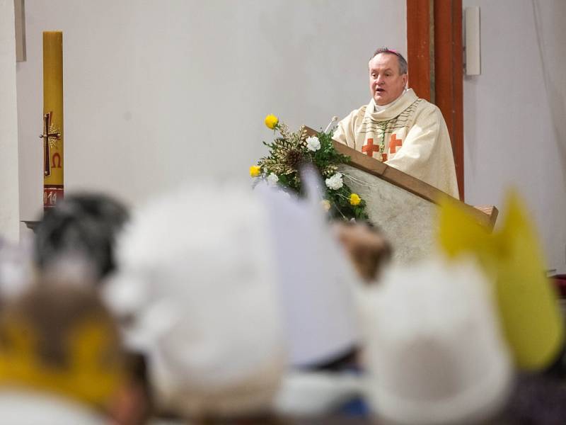 Biskupské požehnání tříkrálovým koledníkům v katedrále sv. Ducha v Hradci Králové.