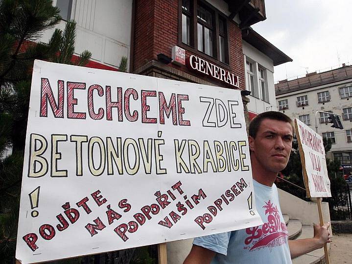 Protest před vilou Aničkou proti jejímu zbourání v pátek 3. července 2009.