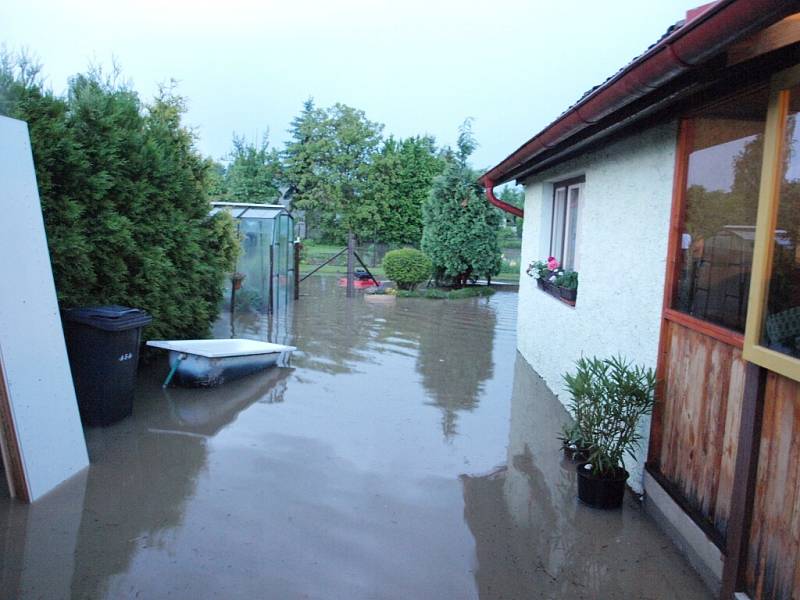 Ze zásahu hasičů na Hradecku v souvislosti s vydatným deštěm - obec Prasek.
