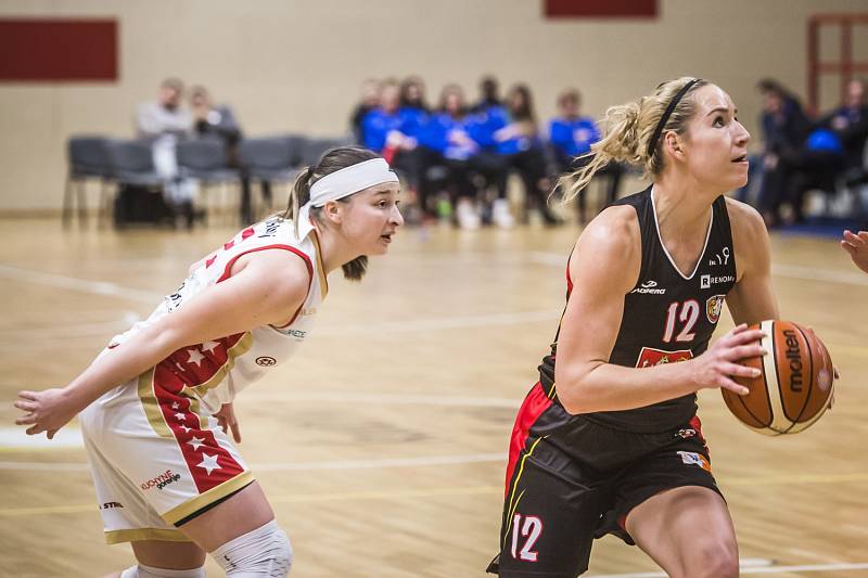 Stříbro hradeckých basketbalistek. Lvice prvenství neobhájily.