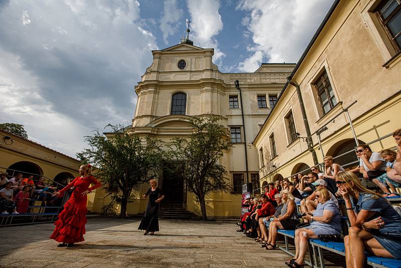 Ke konci června již po několik desítek let k Hradci Králové neodmyslitelně patří několikadenní svátek divadla, těla a všech jeho smyslů, tedy festivalu Regiony.
