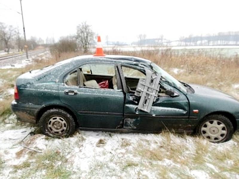Havárie osobního automobilu na železničním přejezdu u Třebechovic pod Orebem.