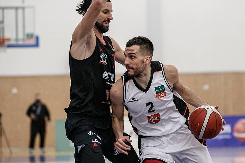 Královští sokoli (v bílém) vs. ERA Basketball Nymburk (65:98).