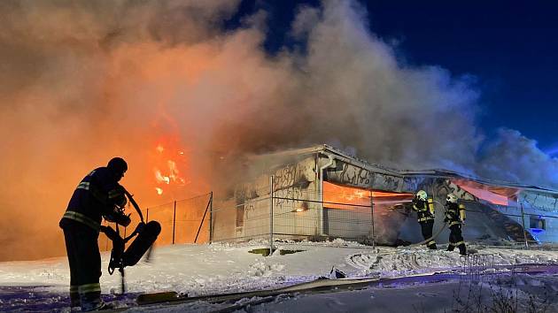 Požár skladovací haly v Sendražicích.