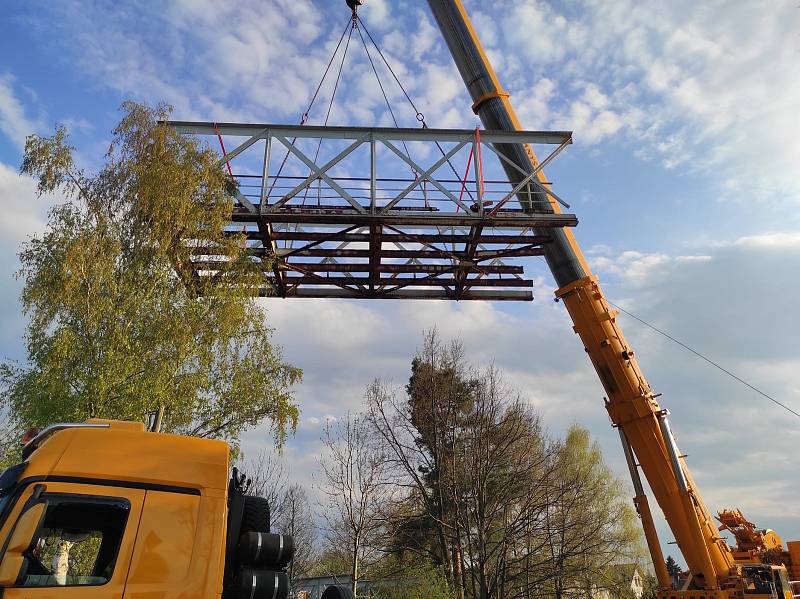 Po čtyřech letech skladování ve Svinarech míří dvě torza (14 a 22 metrů) původního mostu plukovníka Šrámka na hradecké letiště.