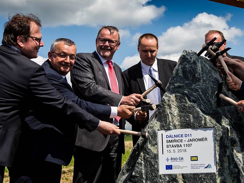 Ředitelství silnic a dálnic (ŘSD) zahájilo výstavbu úseku dálnice D11 mezi Smiřicemi a Jaroměří. Silnice v délce 7,15 kilometru bude stát 1,5 miliardy korun bez DPH a hotova by měla být do konce roku 2021.