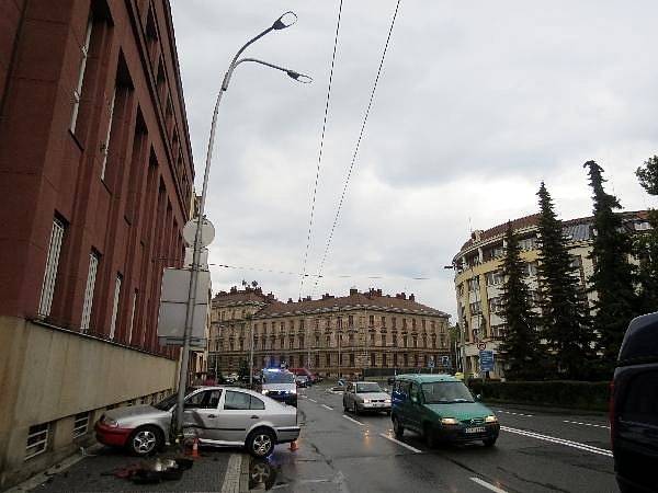 Havárie osobního automobilu v hradecké Divišově ulici.