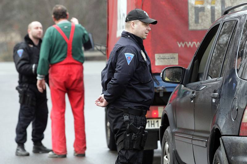 Zaplavená silnice ve Vysoké nad Labem na Hradecku. Obecní policie z Opatovic dohlíží na dodržování zákazové značky, kterou řidiči v tomto úseku často porušují.