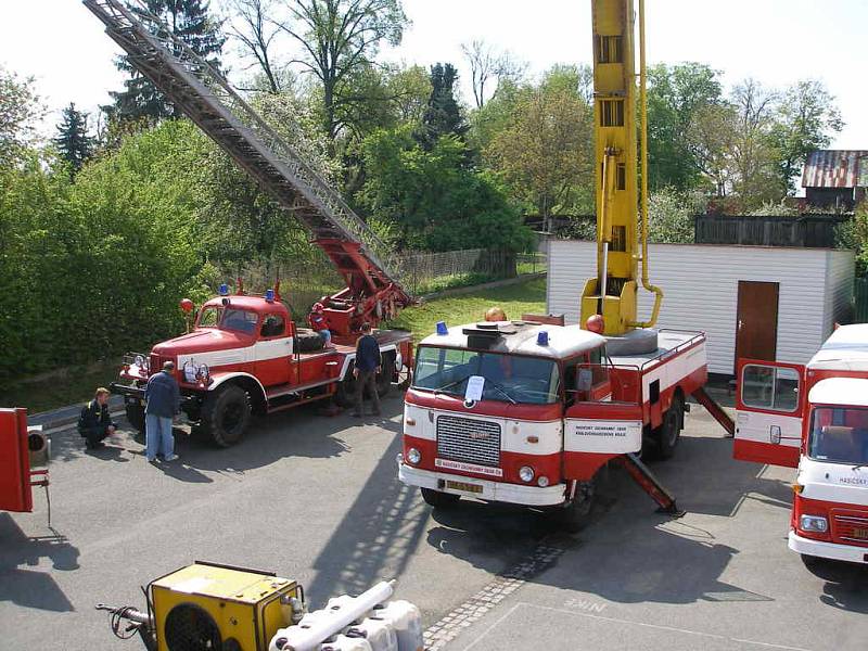 Automobilový žebřík ALM 30 tvoří podvozek ZIL 157