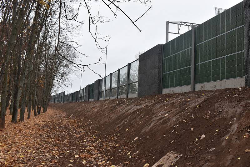 Výpadovka z Hradce Králové na Pardubice se opět uvolní. Protihlukové stěny jsou hotové.