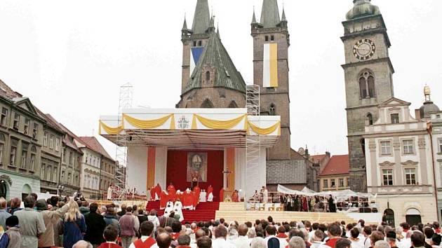 Návštěva papeže Jana Pavla II. na Velkém náměstí v Hradci Králové v roce 1997.