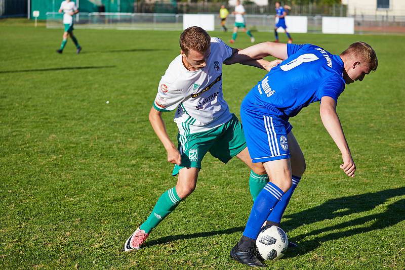 Fotbalisté hradecké Olympie (v bílém) v posledních dnech zacvičili jak s Trutnovem, tak se Dvorem Králové.