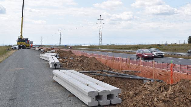 Na konci června začalo budování nových protihlukových stěn na D11 u Hradce Králové. Hotovo má být do 22. srpna.