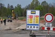 Soukromý investor začal stavět svoji část silnice mezi Tescem a Makrem u výpadovky na Pardubice.