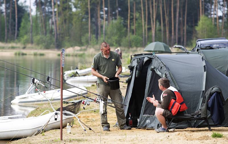 Rybářská soutěž s názvem Top Secret Carp Cup u jezera Štít.