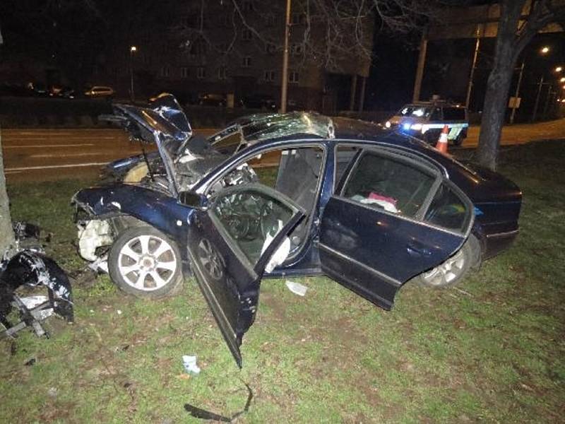 Havárie osobního automobilu v hradecké Střelecké ulici.