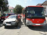 Osobní auto se srazilo s dálkovým autobusem.