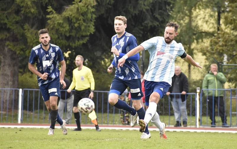 František Fejk (uprostřed) byl tahounem dvorských fotbalistů proti Poříčanům.