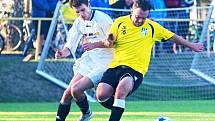 Okresní III. třída o víkendu nabídla také duel RMSK Cidlina Nový Bydžov B (bílé dresy) versus FK Vysoká nad Labem B (3:1). Utkání se hrálo na stadionu v Hlušicích.