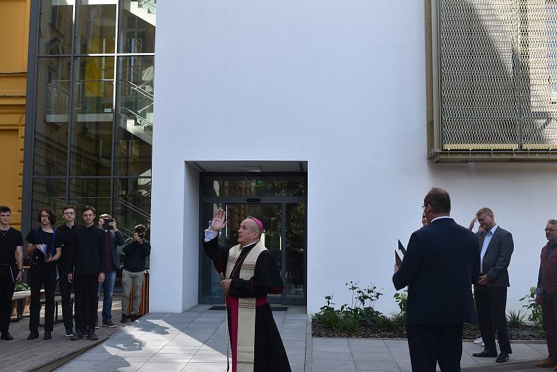 Nový školní rok začal na hradeckém Biskupském gymnáziu slavnostním otevřením nové budovy známé jako kostka.