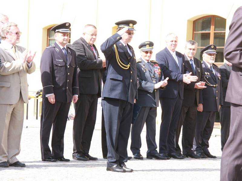 Slavnostní shromáždění hasičů na Pivovarském náměstí v Hradci Králové.