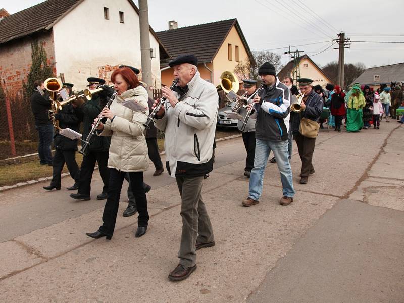 Masopustní průvod v Lochenicích.