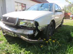 Muž v Kuklenách postupně naboural do zaparkovaného auta, porazil dopravní značku a zkoušku výkonu auta zakončil nárazem do plotu.
