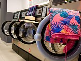 Praní v samoobslužné prádelně funguje skoro stejně jako doma. Rozdíl je, že se do stroje musí vhodit mince na zaplacení. Další postup už každý zná.