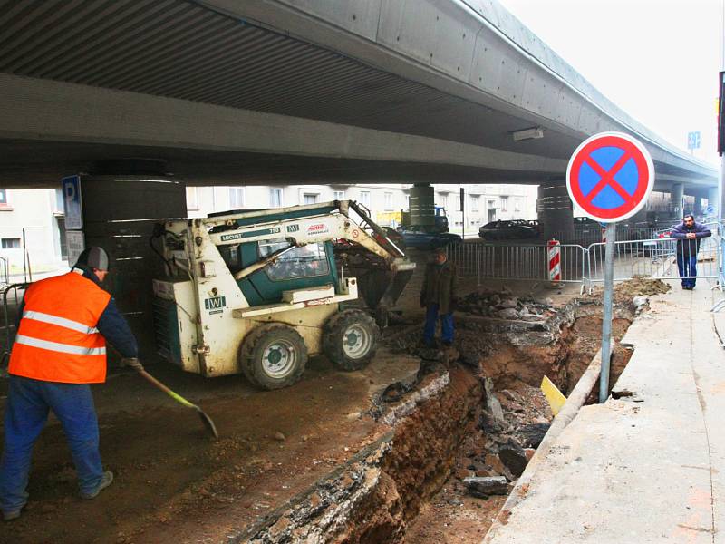  Protihlukové stěny, které oddělí obytnou zástavbu od rušné komunikace, už vznikají i na druhé straně nadjezdu nad Pospíšilovou třídou. 