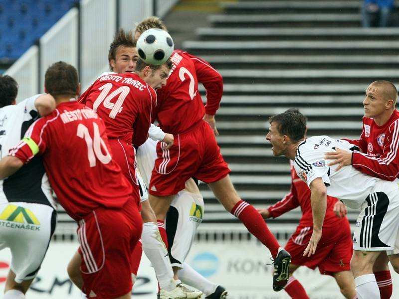 FC HRADEC - TŘINEC 0:0. Souboj před brankou hostí.