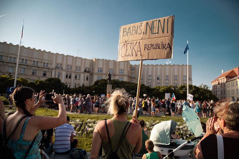 Na Masarykově náměstí v Hradci Králové se v úterý podle organizátorů sešlo více než tisíc lidí.