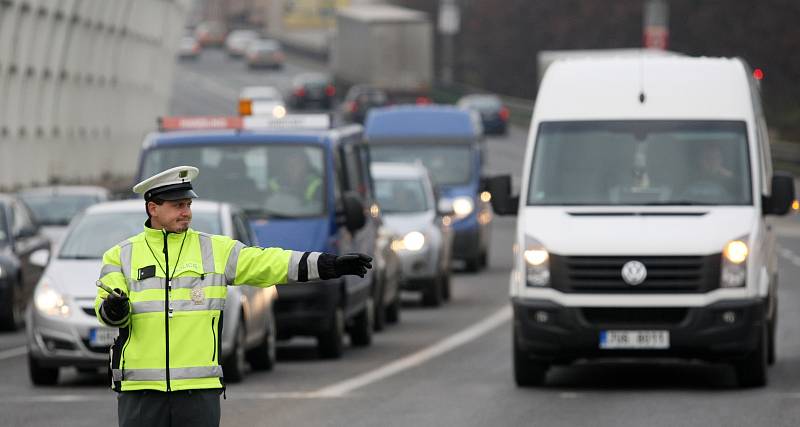 Křižovatka u Tesly v Hradci Králové řízená policisty.