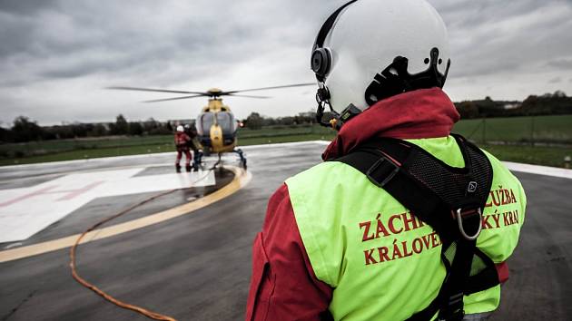 Cvičení letecké záchranné služby Královéhradeckého kraje - zdravotníci a hasiči při tréninku práce v podvěsu.