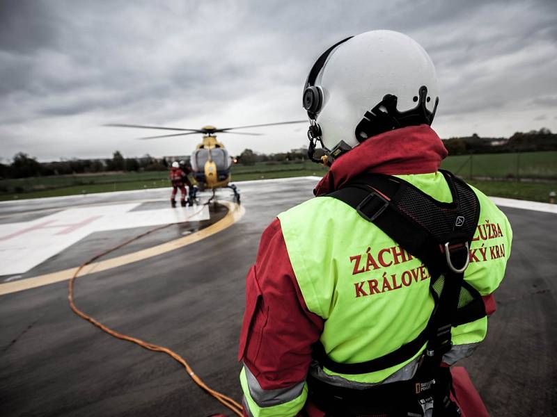 Cvičení letecké záchranné služby Královéhradeckého kraje - zdravotníci a hasiči při tréninku práce v podvěsu.