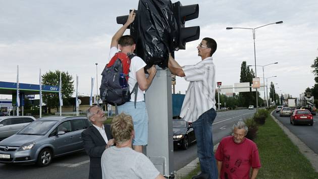 Zakrývání "zrádných" semaforů na křižovatce poblíž Aldisu v Hradci Králové.