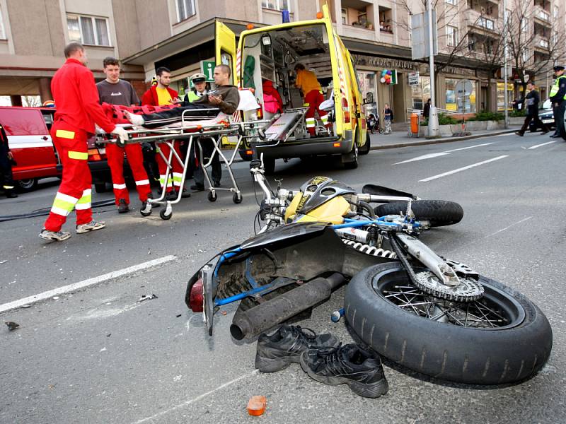 Střet motorkáře a osobního automobilu v Hradci Králové. Nehoda se obešla bez vážnějších zranění. 