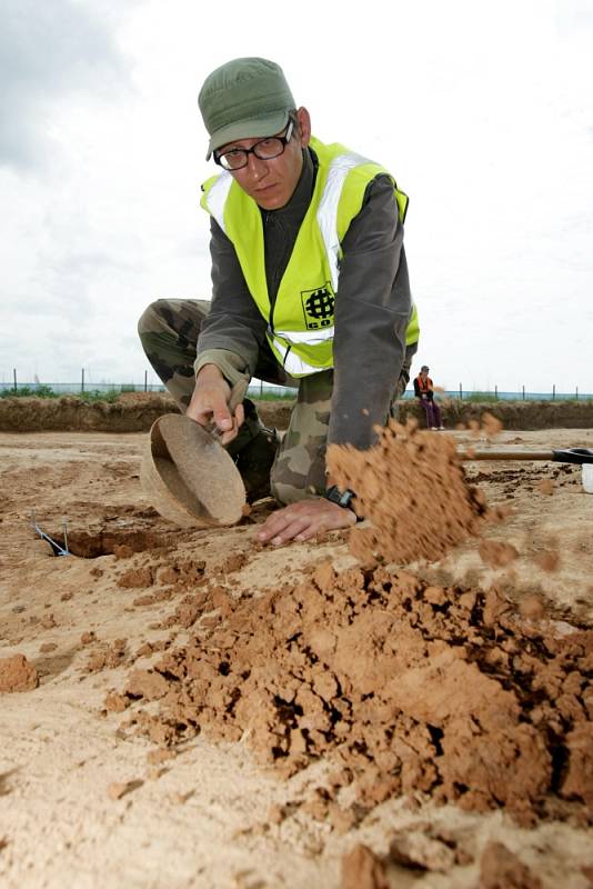 Část keltského sídliště našli archeologové při průzkumech v místě, kde se buduje hlavní silniční tah z Hradce Králové na Pardubice.