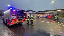 Větší množství vody zaplavilo i zásobovací prostor pod rampou jednoho hypermarketu v Polské ulici v Náchodě. Tam hasiči nasadili plovoucí čerpadla.