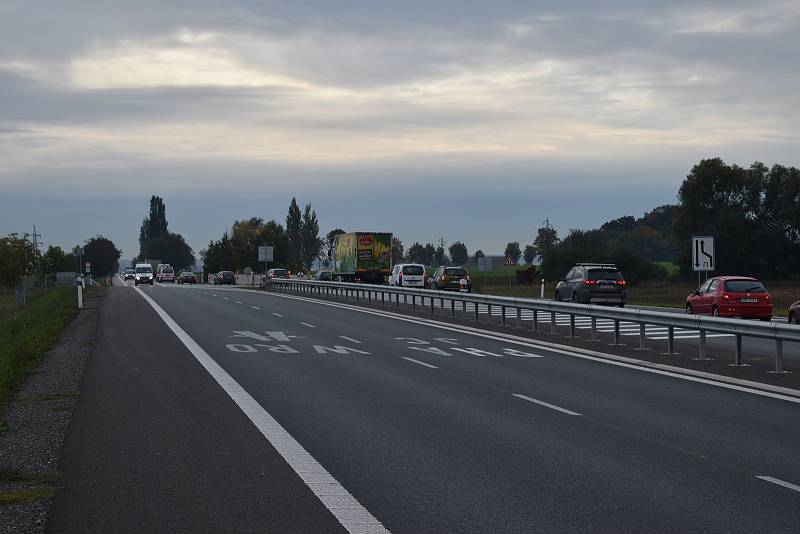 Kolona stála od D11 až ke křižovatce u nádraží v Koutníkově ulici.