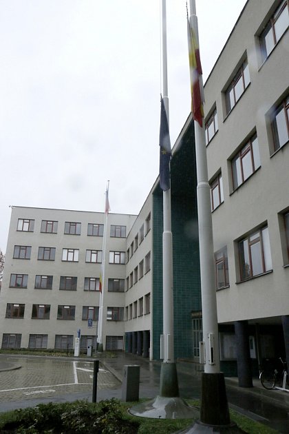 Vlajky svěšené na půl žerdi před Magistrátem města Hradec Králové.