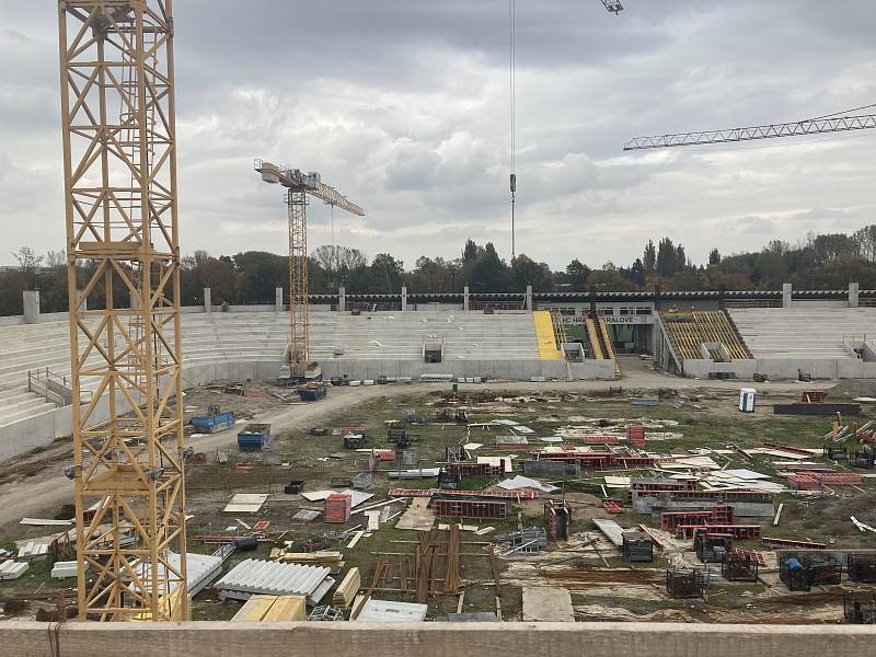 Výstavba hradeckého stadionu – říjen 2022