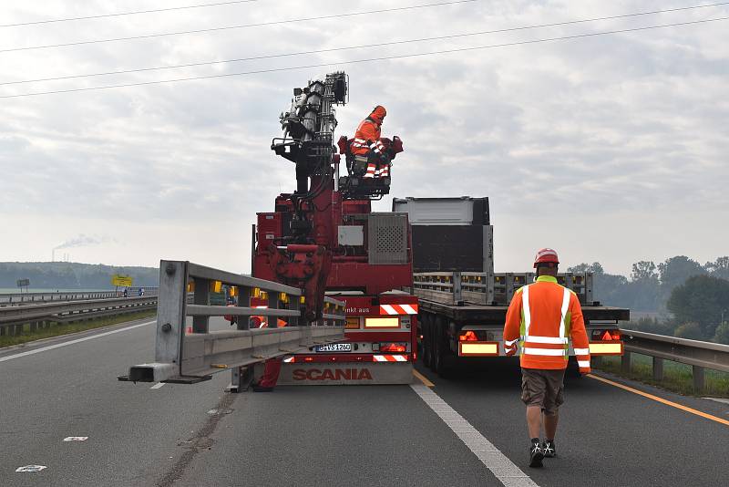 Po 47 dnech mizí z dálnice u Hradce Králové poslední omezení. Silničáři obnovili povrchy na 17 kilometrech D11 a D35