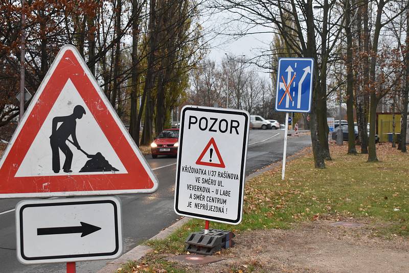 Výpadovka z Hradce Králové na Pardubice se opět uvolní. Protihlukové stěny jsou hotové.