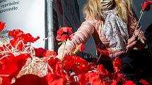 Paměť národa zasadila symbolické máky na Baťkově náměstí v Hradci Králové