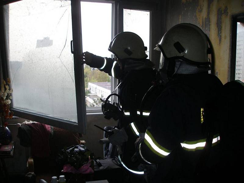V Hradci Králové vyhořel byt. Dva lidé byli zraněni.